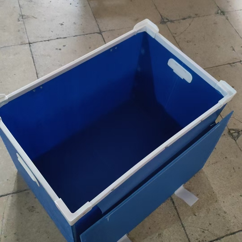 带翻盖中空板周转箱（开盖状态）