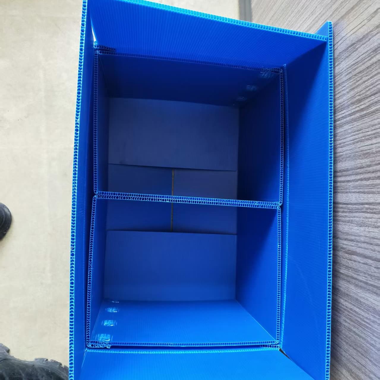 蓝色中空板双层分隔周转箱（内置固定横隔板）