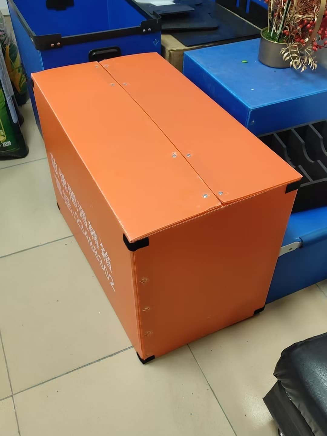橙色翻盖铆钉中空板周转箱