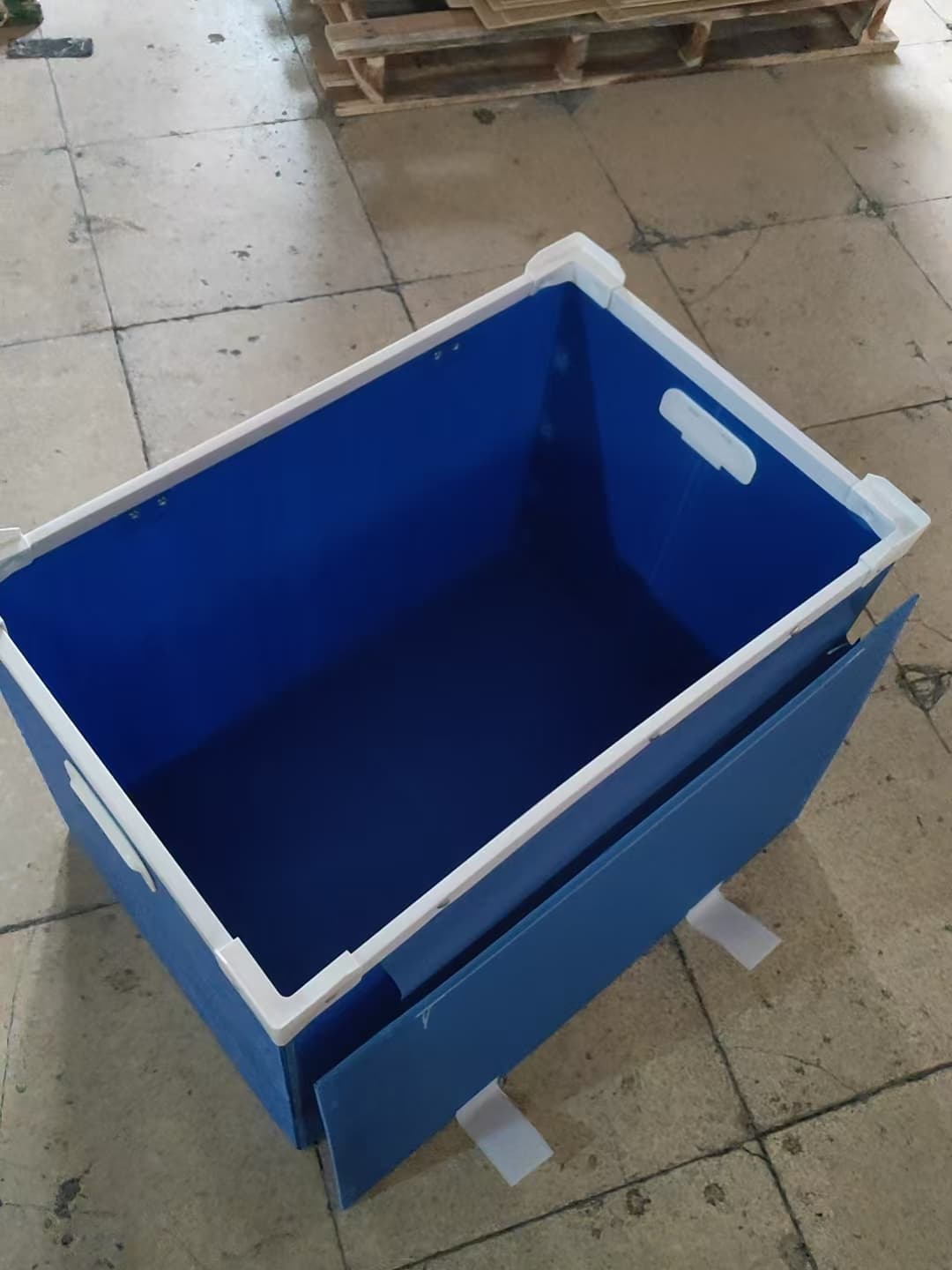 蓝色中空板折叠周转箱（带塑料护角）