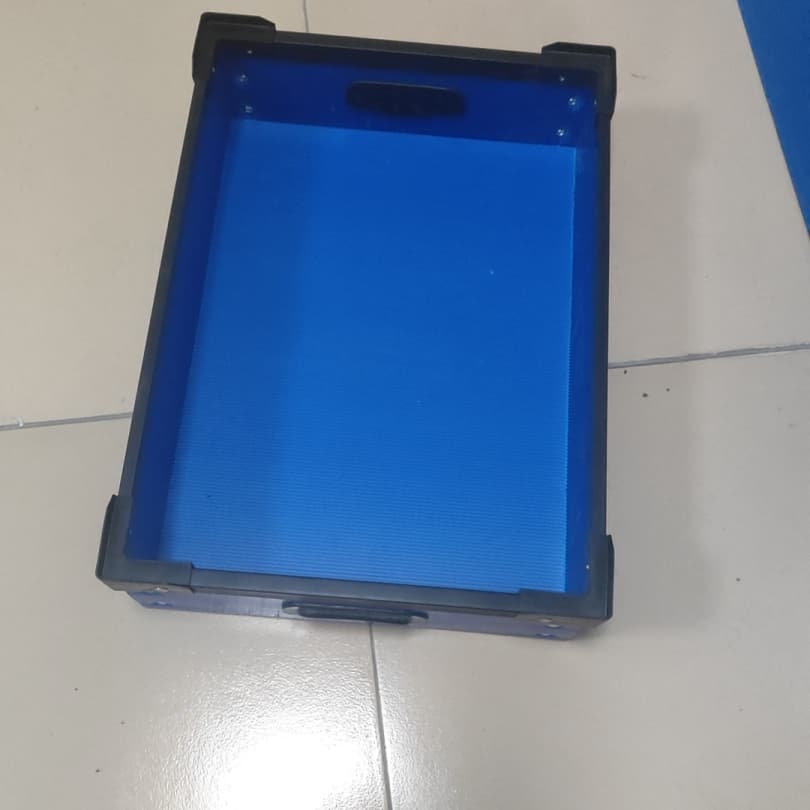蓝色 PP 中空板黑护角加固空周转箱