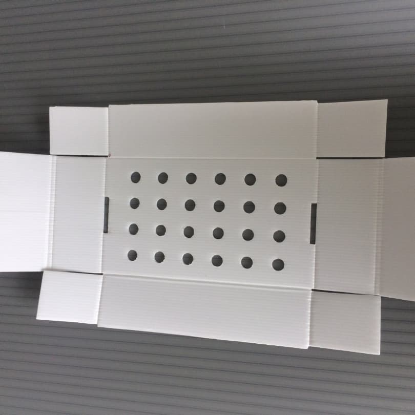 白色 PP 中空板折叠打孔内衬垫板（预折一体成型）