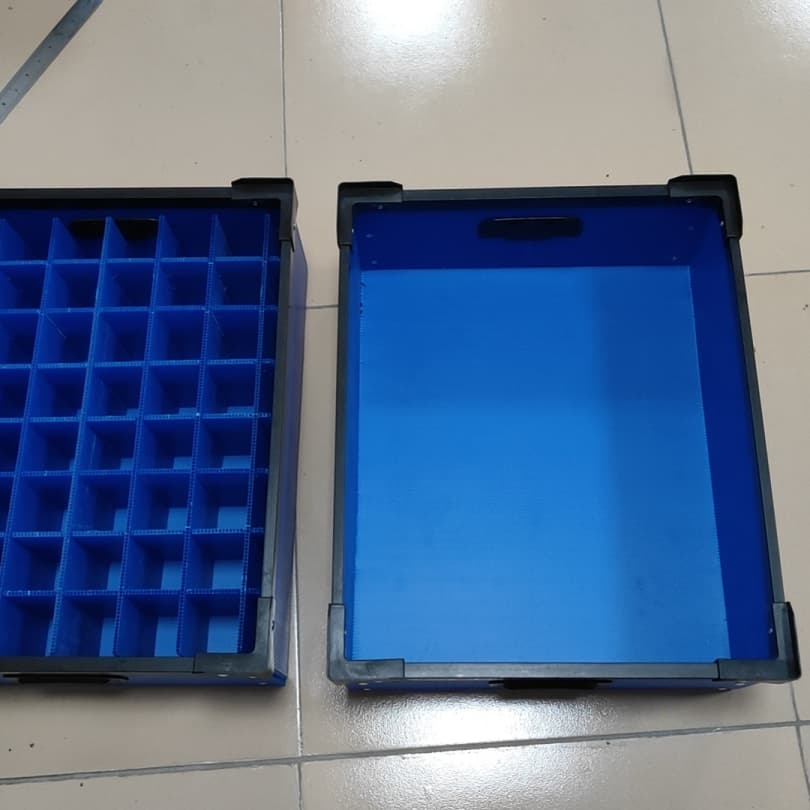 蓝色 PP 中空板黑护角加固周转箱（空箱 + 方格刀卡配套款）