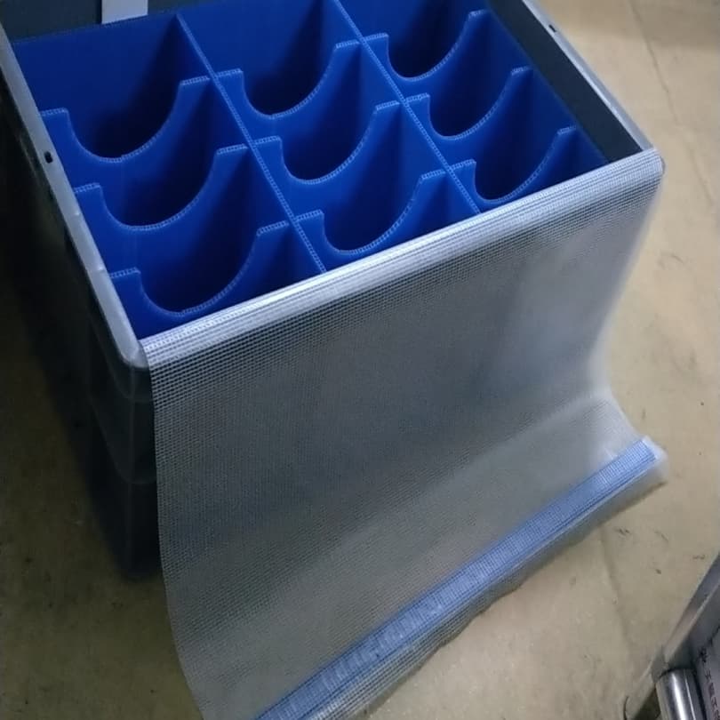 灰色塑料周转箱配蓝色半圆槽分格刀卡 + 网格防尘帘