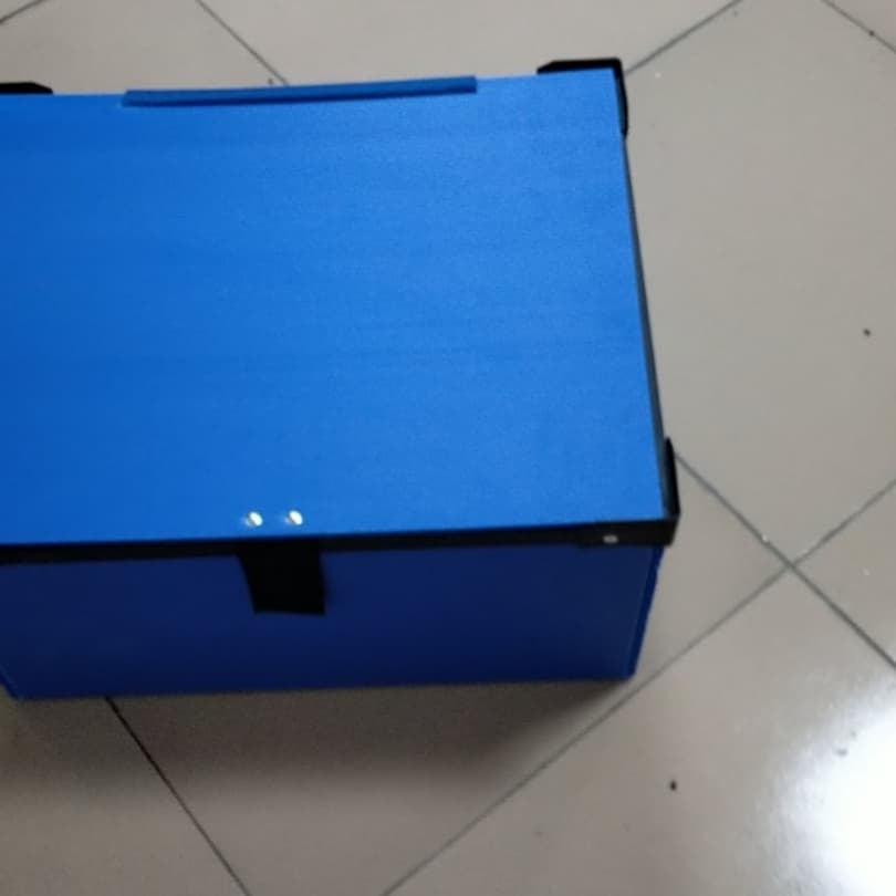 蓝色 PP 中空板黑色包边翻盖一体式周转箱