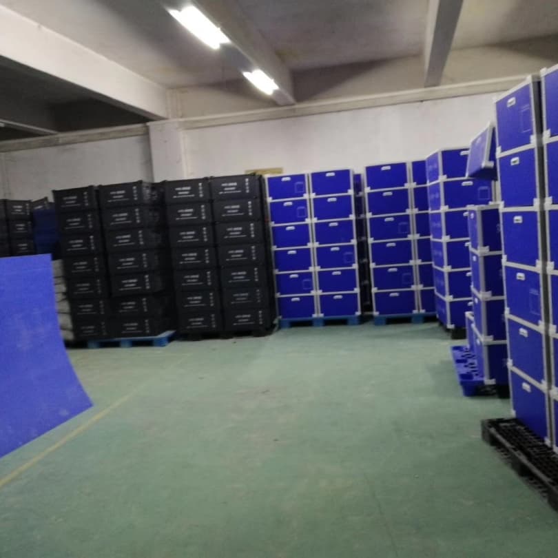 蓝 / 黑中空板塑胶包边仓储周转箱批量成品仓库