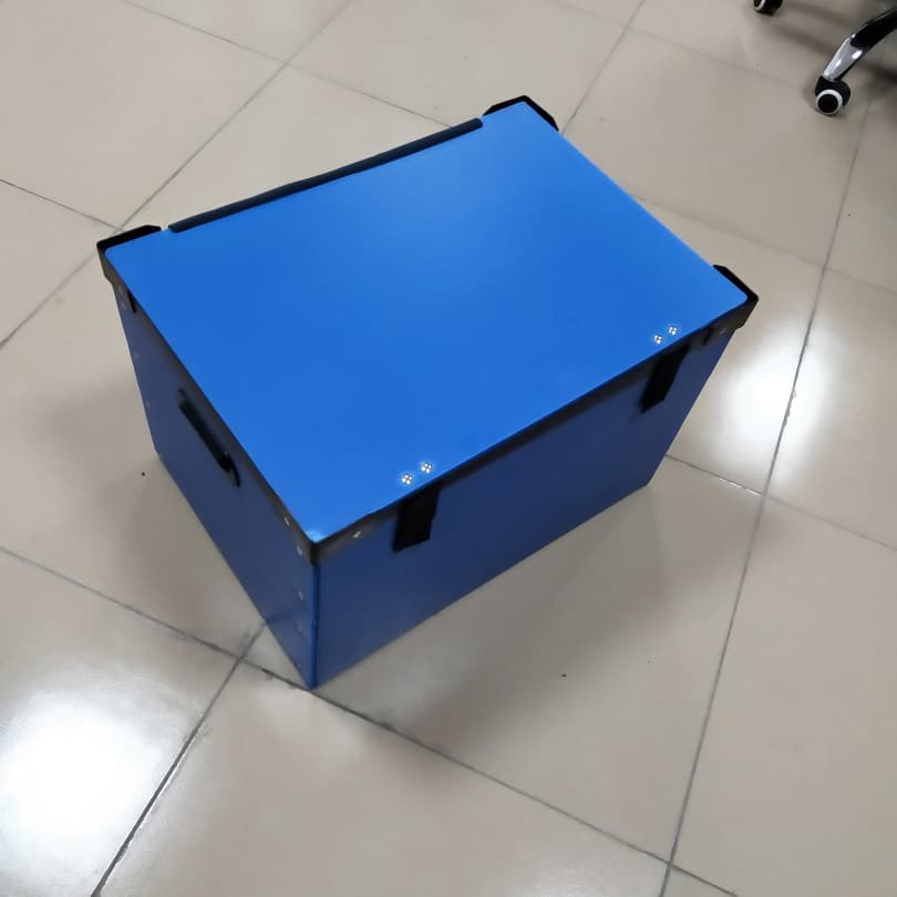 蓝色 PP 中空板黑色包边翻盖封闭式周转箱