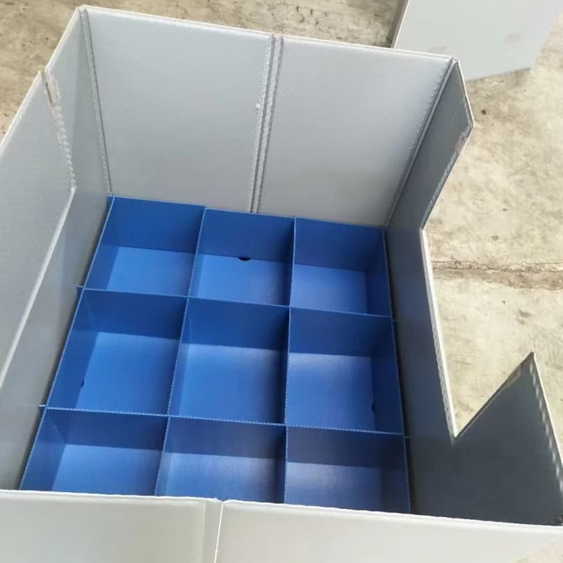 白色 PP 中空板翻盖周转箱配蓝色九宫格分格内托